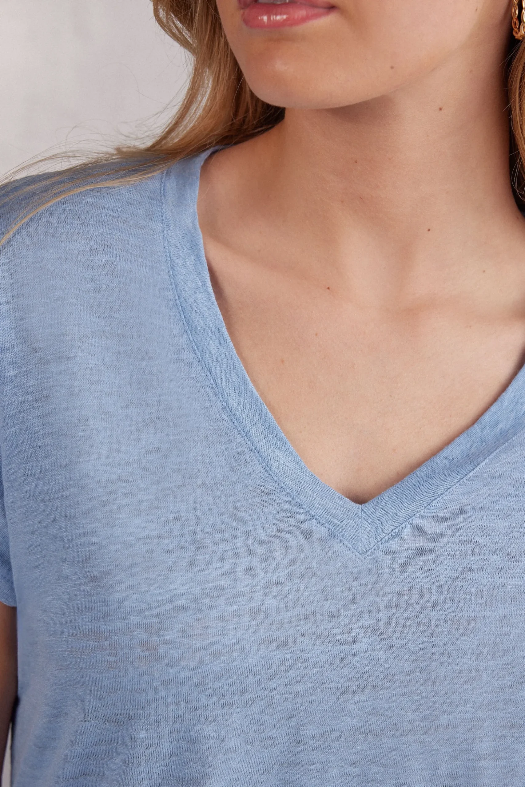 Maglia Manica Corta con Scollo a V in Lino